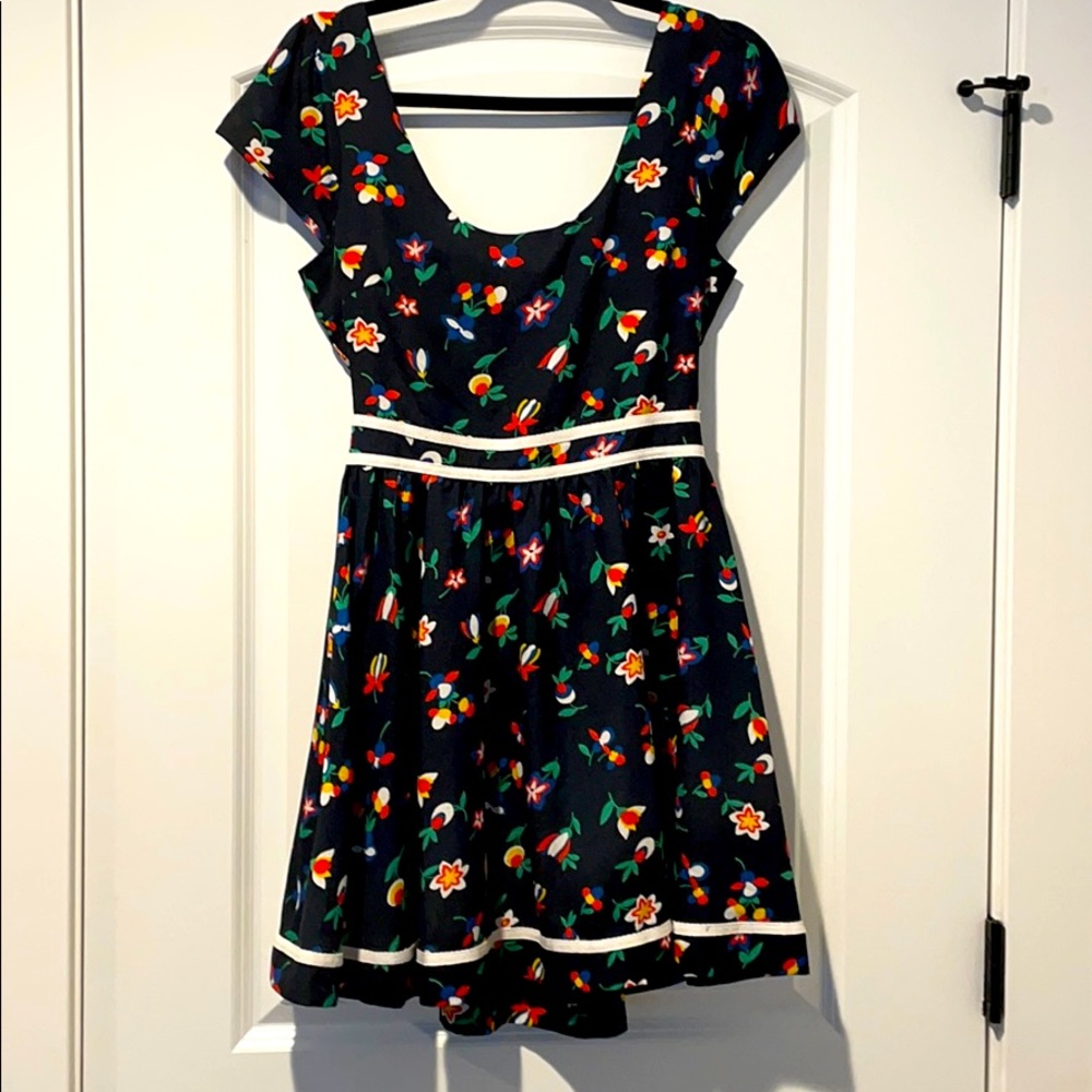Floral dress w keyhole back detail